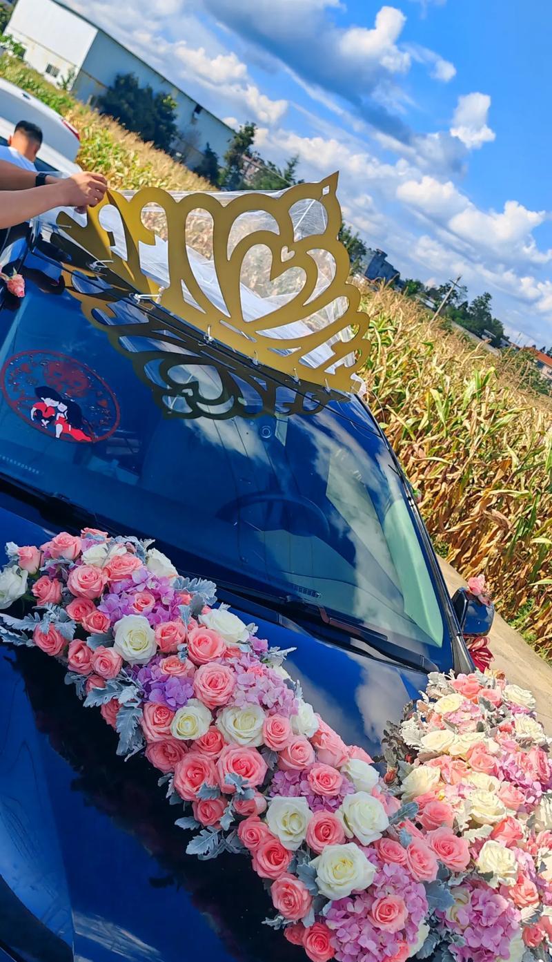 婚车旁边粘玫瑰花有何寓意？传统习俗中的意义是什么？