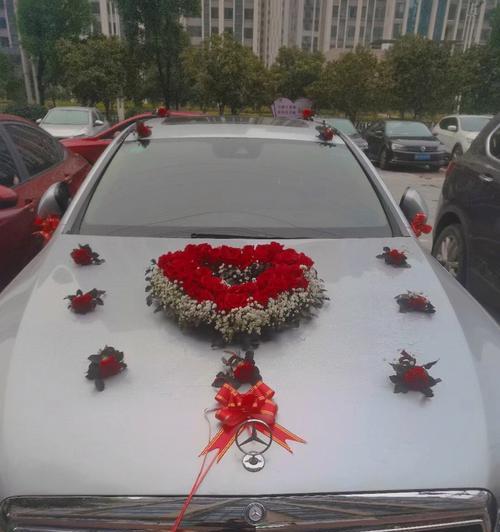 婚车旁边粘玫瑰花有何寓意？传统习俗中的意义是什么？