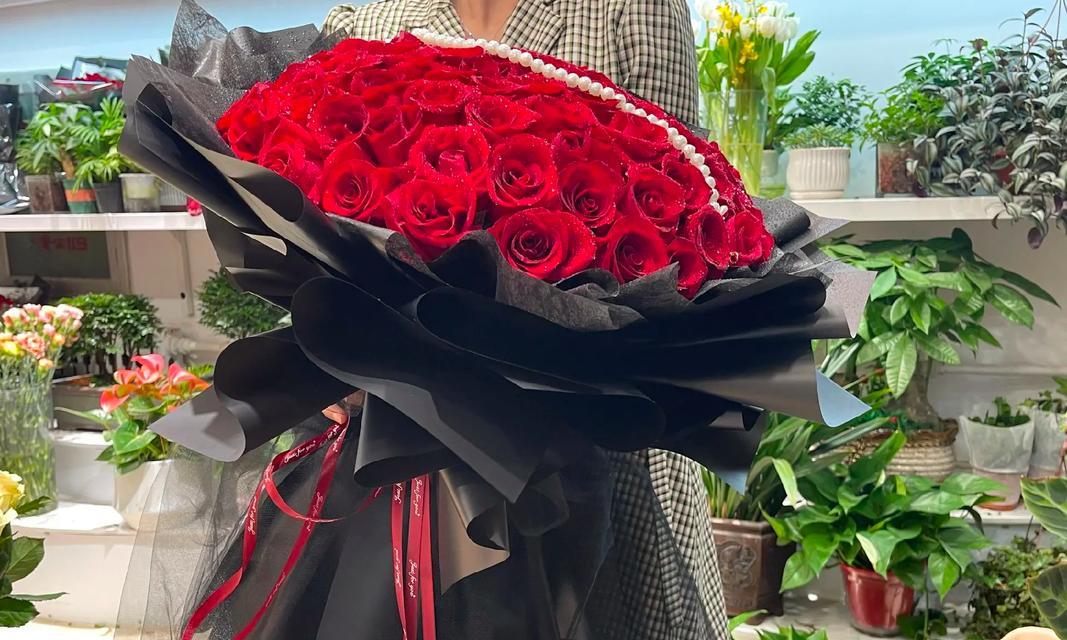 综艺节目男生送女生玫瑰花有何含义？玫瑰花在节目中的象征是什么？