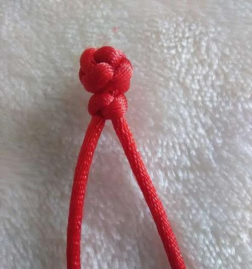 红绳玫瑰花的寓意是什么？它传递了哪些情感？