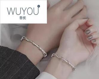 送女友玫瑰花手链代表什么？如何表达爱意？