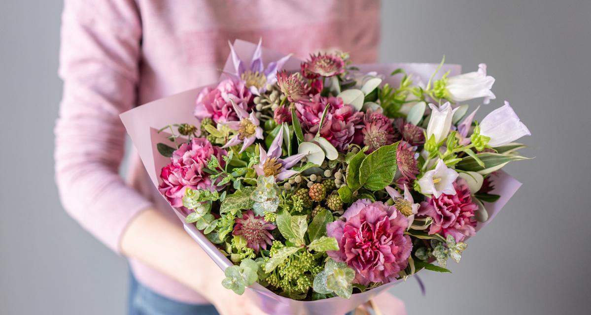 幸福康乃馨的花语是什么？康乃馨花束的寓意是什么？