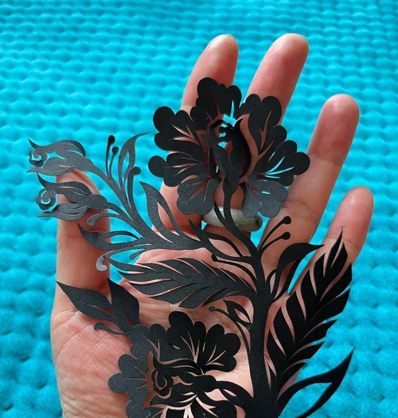 手工剪制玫瑰花的简单方法是什么？
