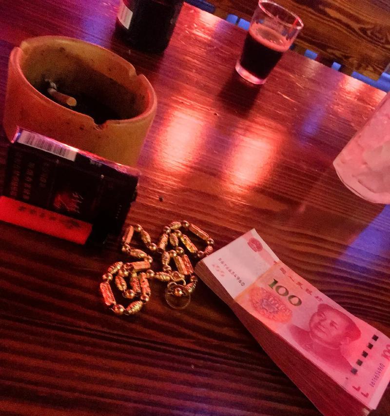 如何理解“有钱就别大手大脚”的花语含义？