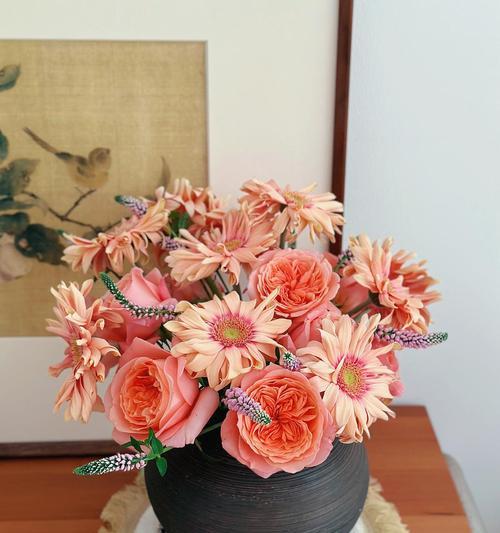 玫瑰花插花瓶时应该搭配哪些花？