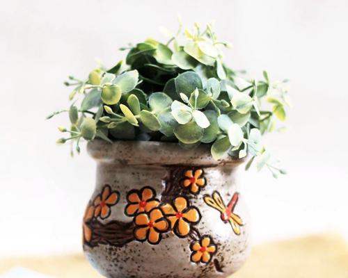 用什么花盆种植多肉植物最好？花盆材质对植物生长有何影响？
